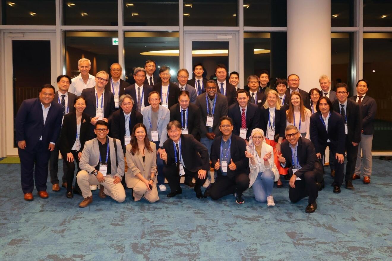 pöll_6- Gruppenfoto mit dem Präsidenten der JET 2024 Hiroyoshi Yokoi MD (2. Reihe, dritte Person von links).jpg